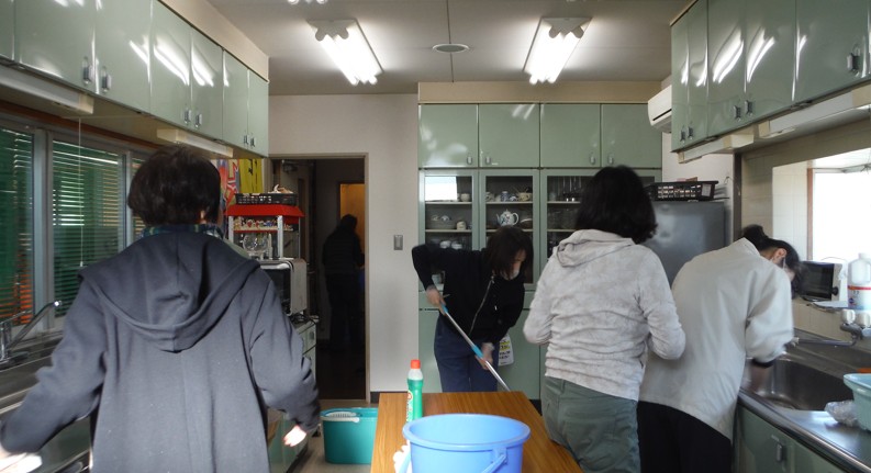 12/17「グリーンハウス」登録団体の皆様で　　　　　　　　　　　　　　　　　　　　年末の大掃除いただきました。